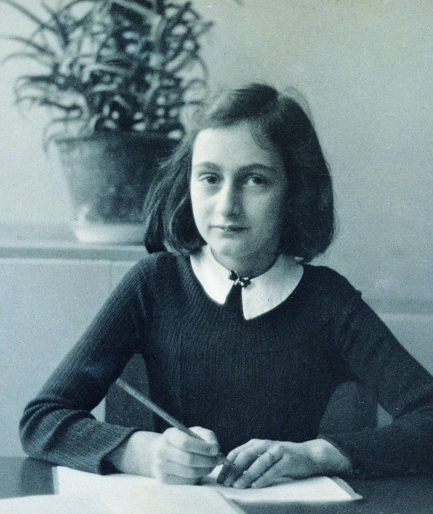 Anne Frank am Schreibtisch. © Fotosammlung Anne-Frank-Haus